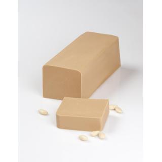 Mandelnougat*, hell vegan am Block